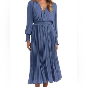 Elegant Blue Long-Sleeve Pleated Dress